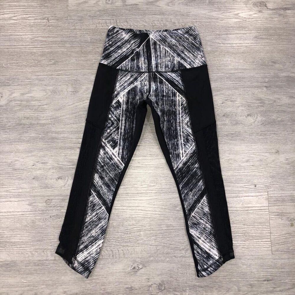 Lululemon Women’s Size 4 Hot To Street Crop Capri Black White Athletica Leggings - Picture 2 of 11